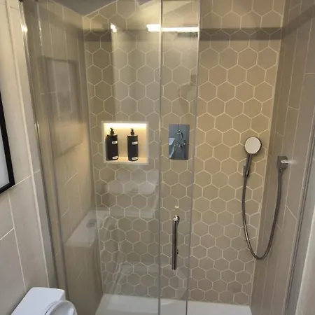 Apartman Ship Shape Fashion Bristol