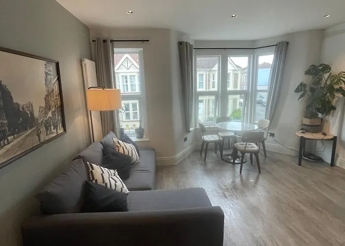 Apartman Ship Shape Fashion Bristol