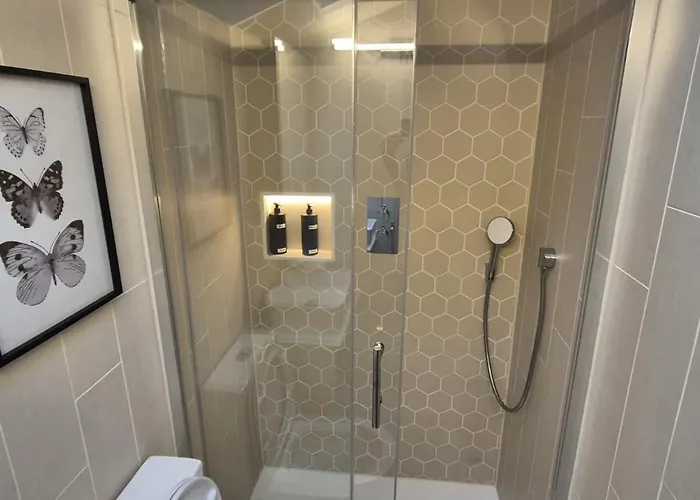 Apartman Ship Shape Fashion Bristol