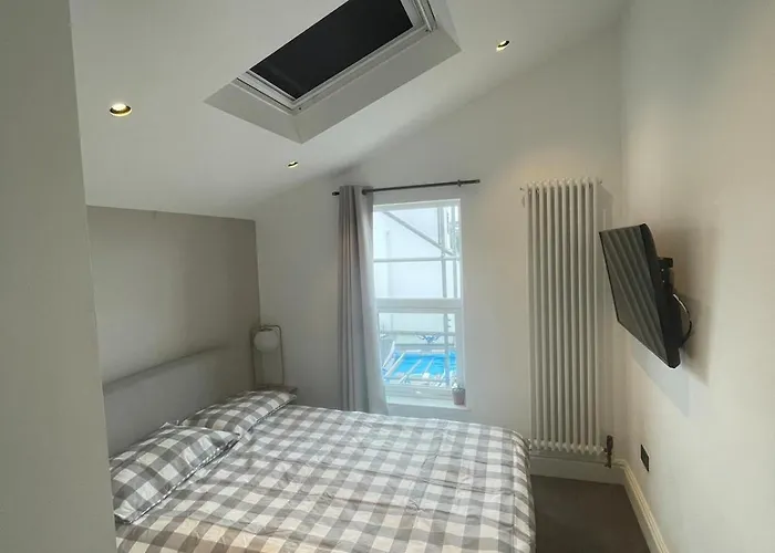 Apartman Ship Shape Fashion Bristol