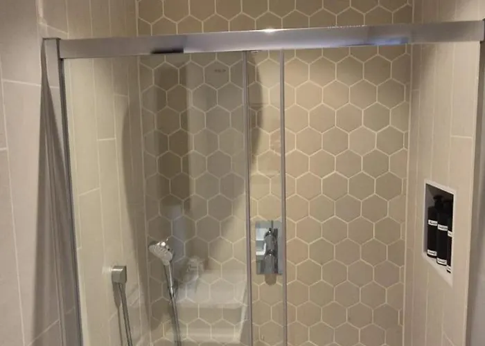 Apartman Ship Shape Fashion Bristol